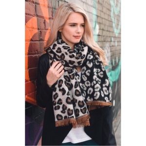 NWOT Reversible Oversized Leopard Print Blanket Scarf